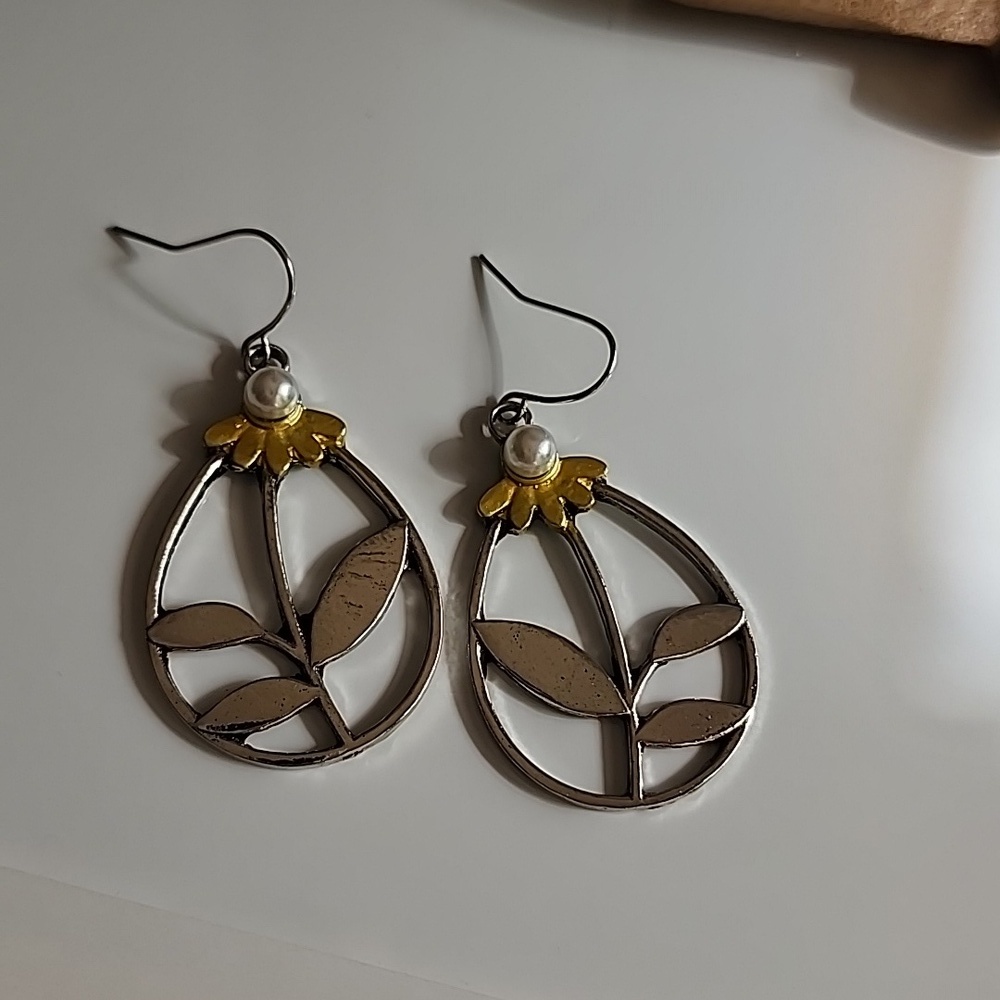 Flower Cutout Simulated Daisy Pearl earrings EG - Picture 2 of 3